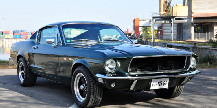 Carros icônicos do cinema que marcaram gerações: do DeLorean ao Batmóvel